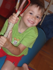 Kind auf Schaukel